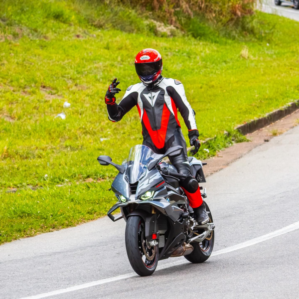 2ª Edição: Macacão Dainese ou iPhone 17 Pro Max ou 5 Mil no Pix 💸